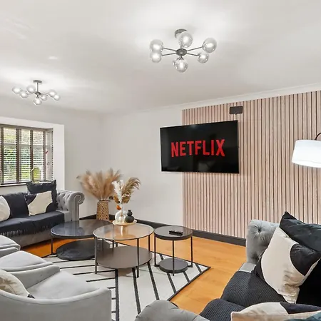 7 Bed Coastal - Private Heated Pool, Sauna, Parking