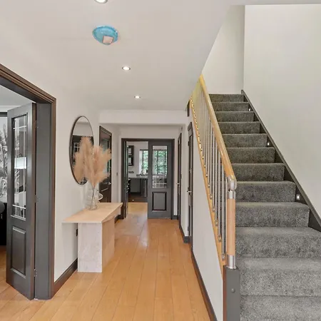 Villa 7 Bed Coastal - Private Heated Pool, Sauna, Parking *