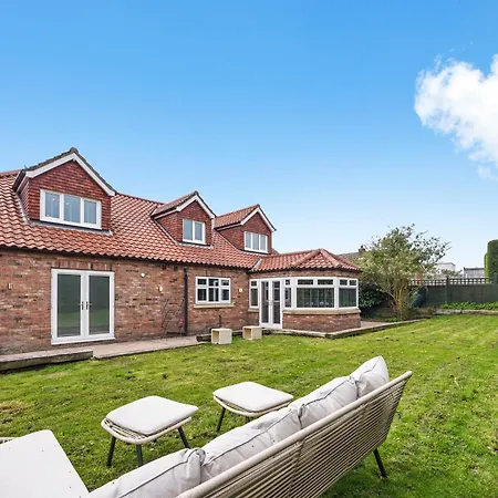 7 Bed Coastal - Private Heated Pool, Sauna, Parking