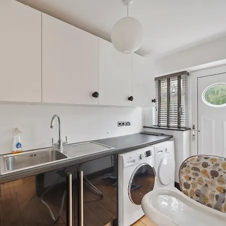 Villa 7 Bed Coastal - Private Heated Pool, Sauna, Parking *