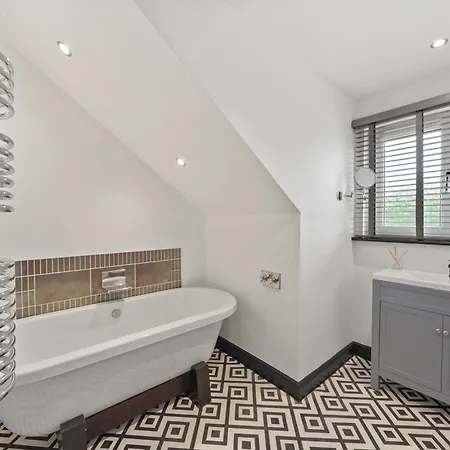 7 Bed Coastal - Private Heated Pool, Sauna, Parking