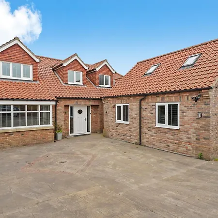 7 Bed Coastal - Private Heated Pool, Sauna, Parking