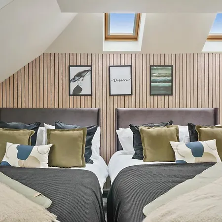 7 Bed Coastal - Private Heated Pool, Sauna, Parking 法利