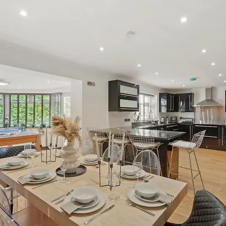 7 Bed Coastal - Private Heated Pool, Sauna, Parking 别墅